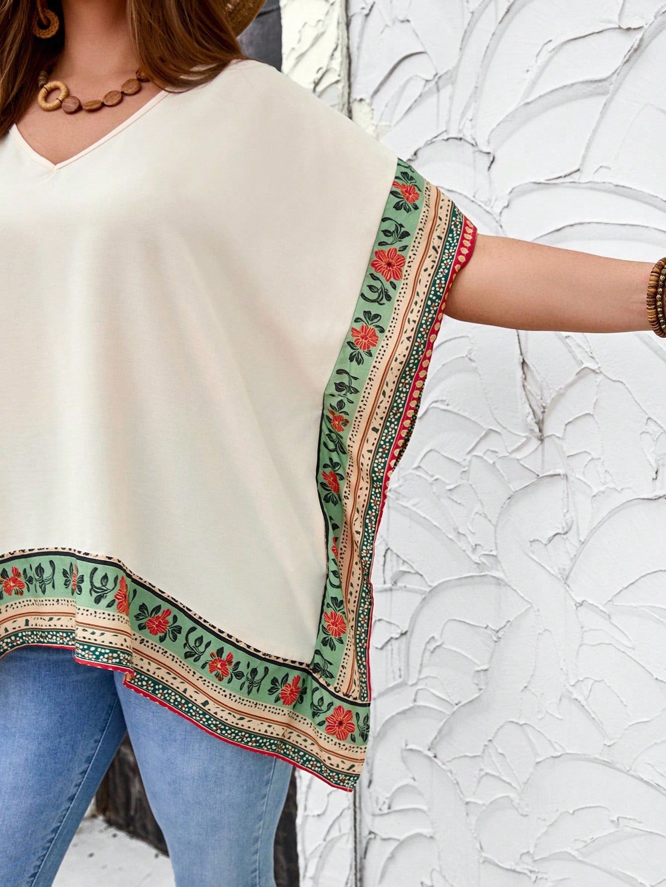 Blusa feminina com detalhes em renda plus size Sabrina