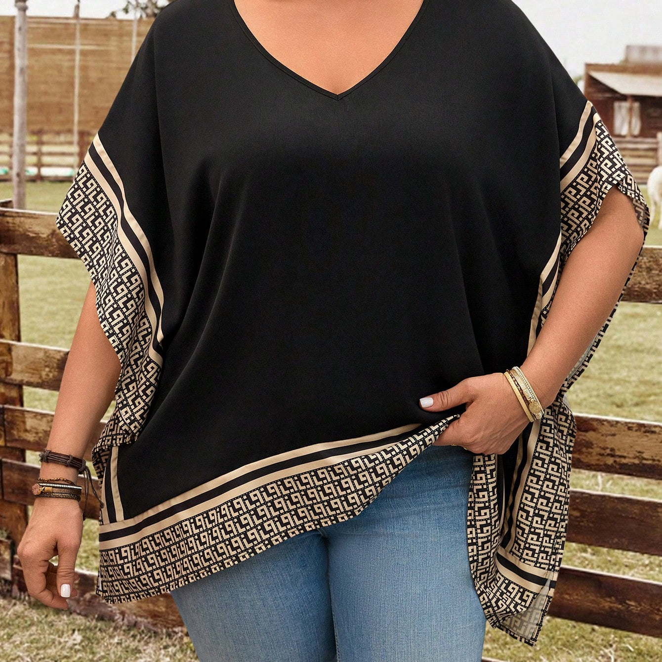Blusa_feminina_com_detalhes_em_renda_plus_size_Sabrina_7.jpg