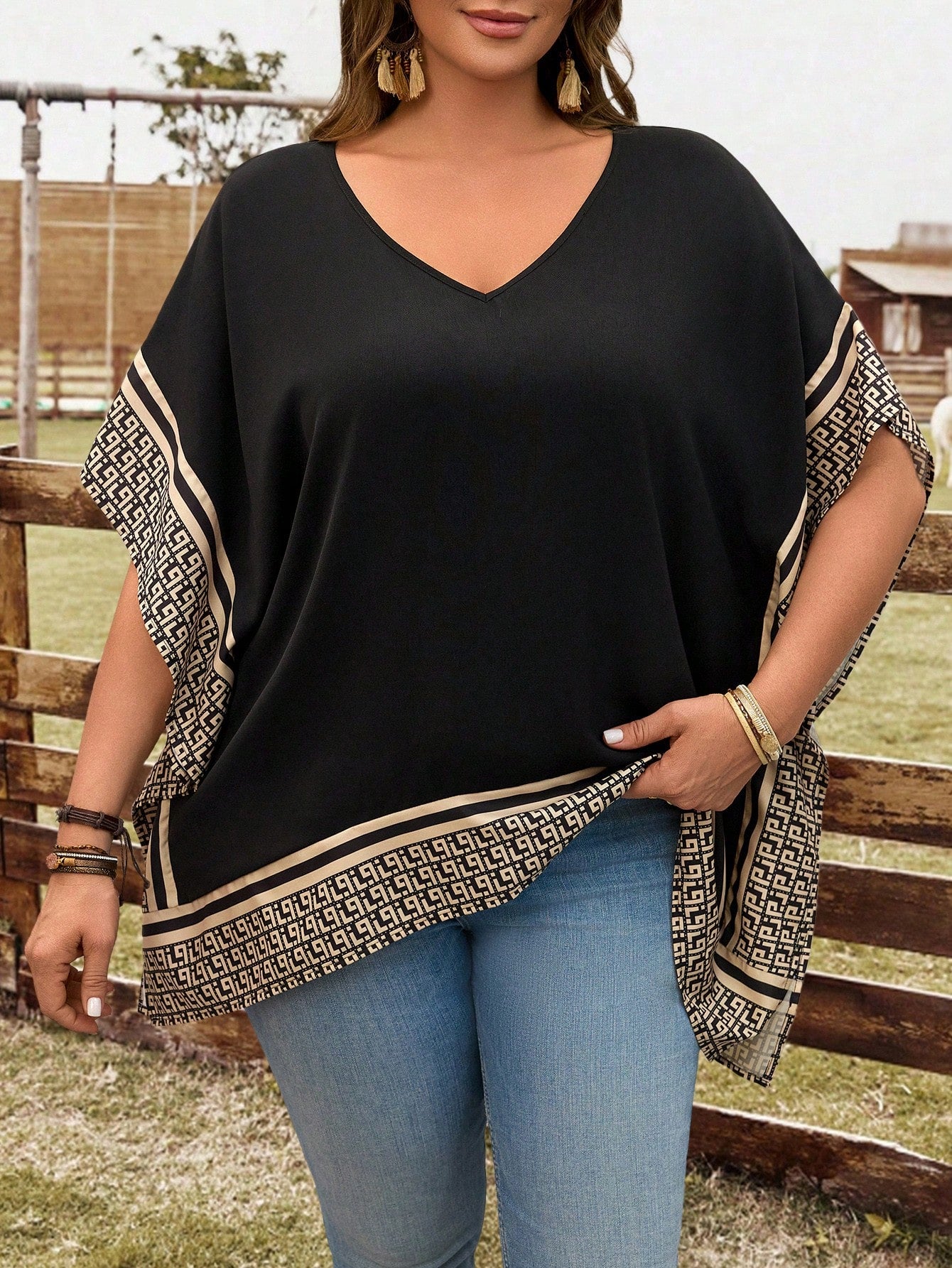 Blusa feminina com detalhes em renda plus size Sabrina