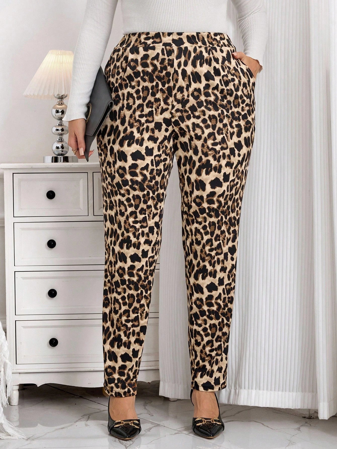 Calça Feminina com Bolso - Adélaïde. Plus Size