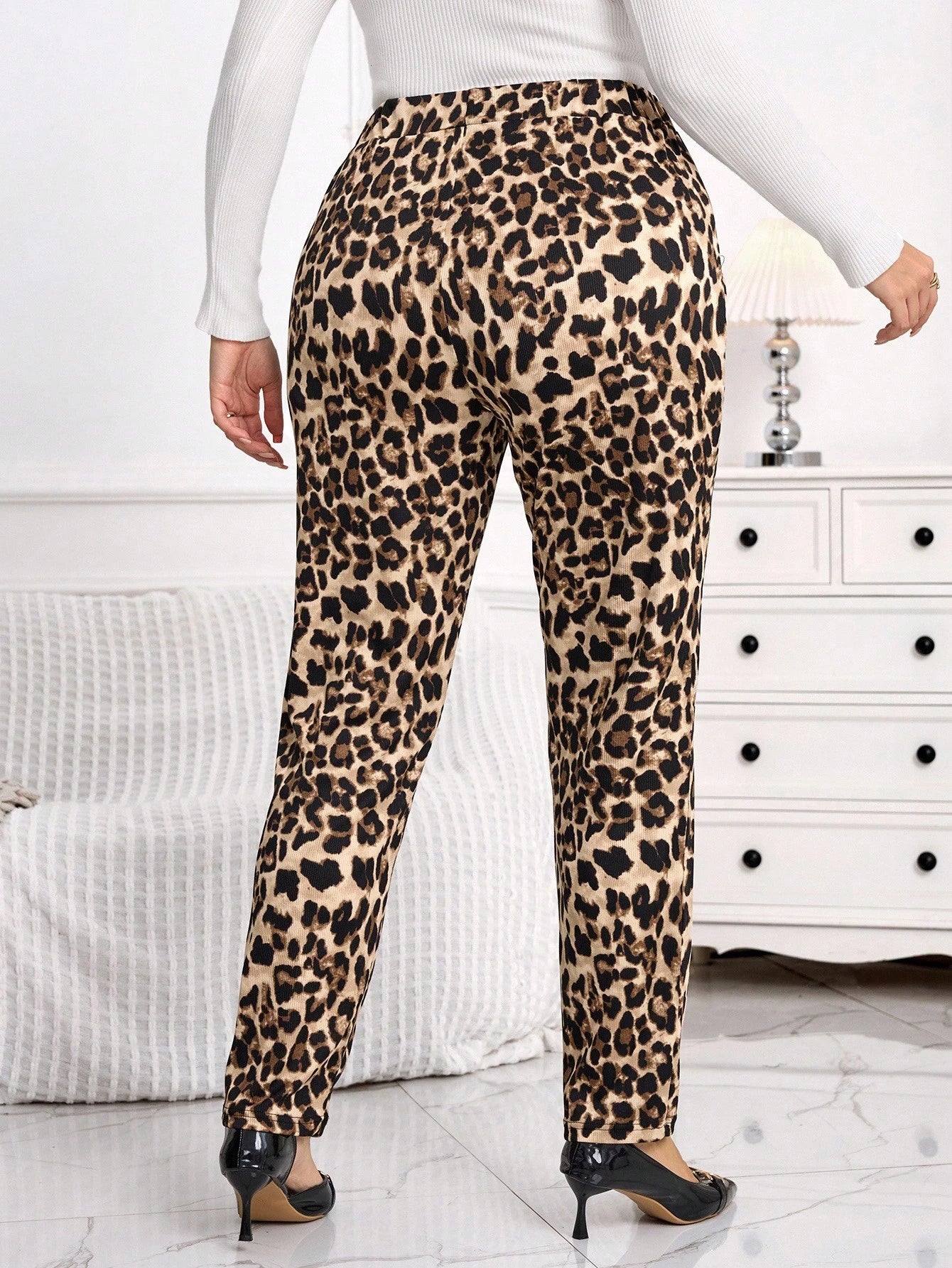 Calça Feminina com Bolso - Adélaïde. Plus Size