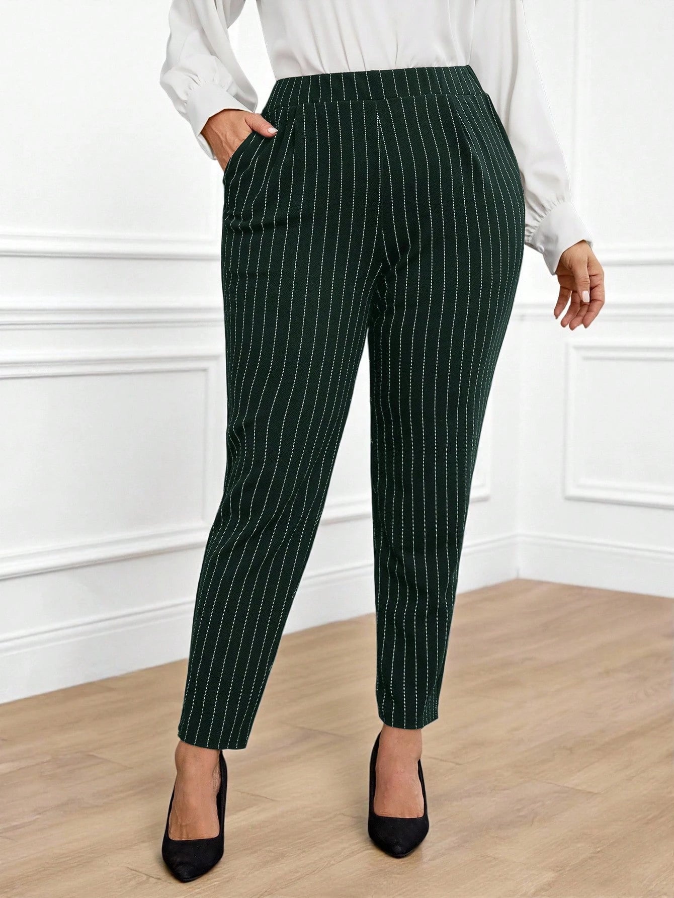 Calça Feminina com Bolso - Adélaïde. Plus Size