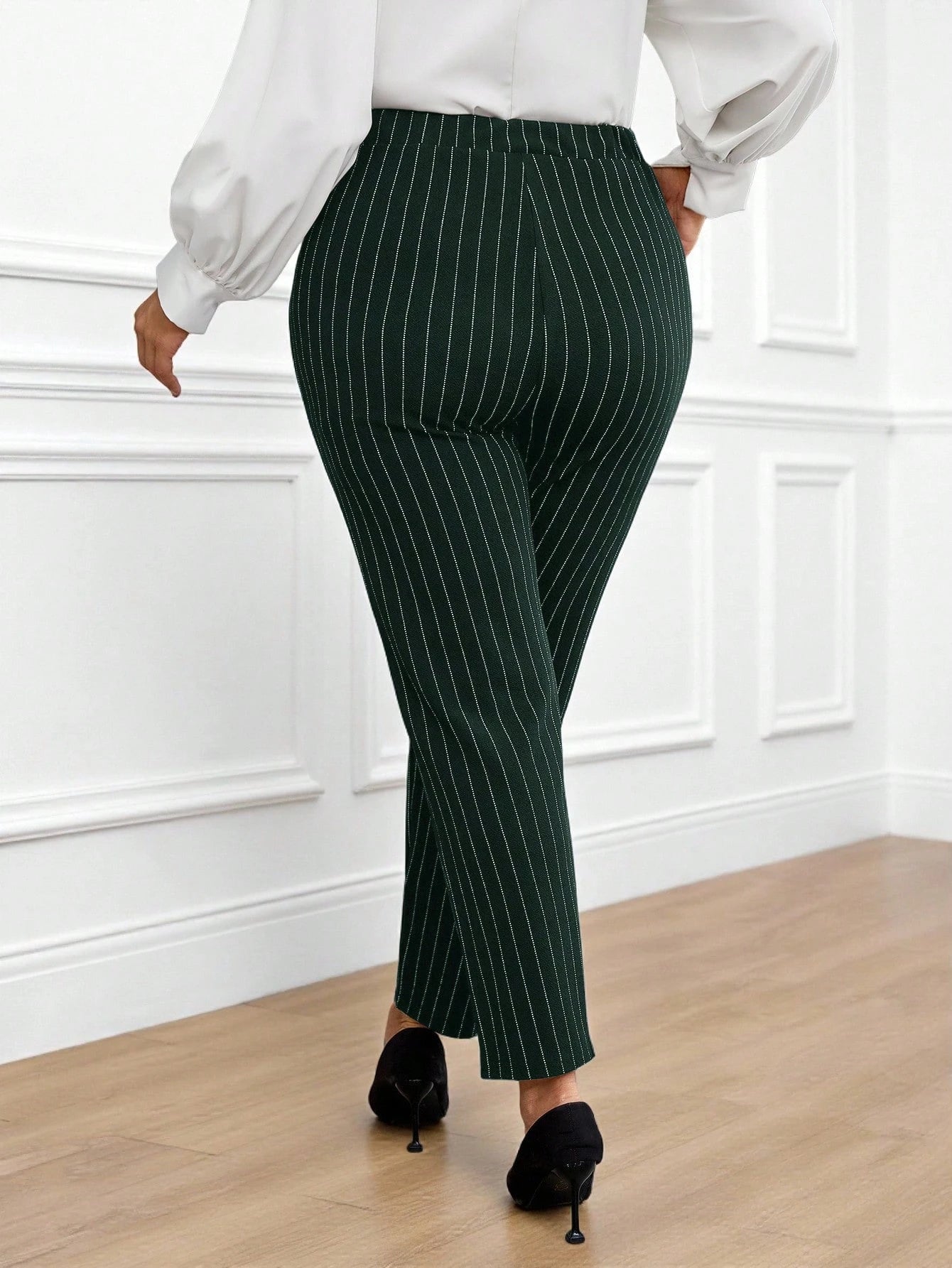 Calça Feminina com Bolso - Adélaïde. Plus Size