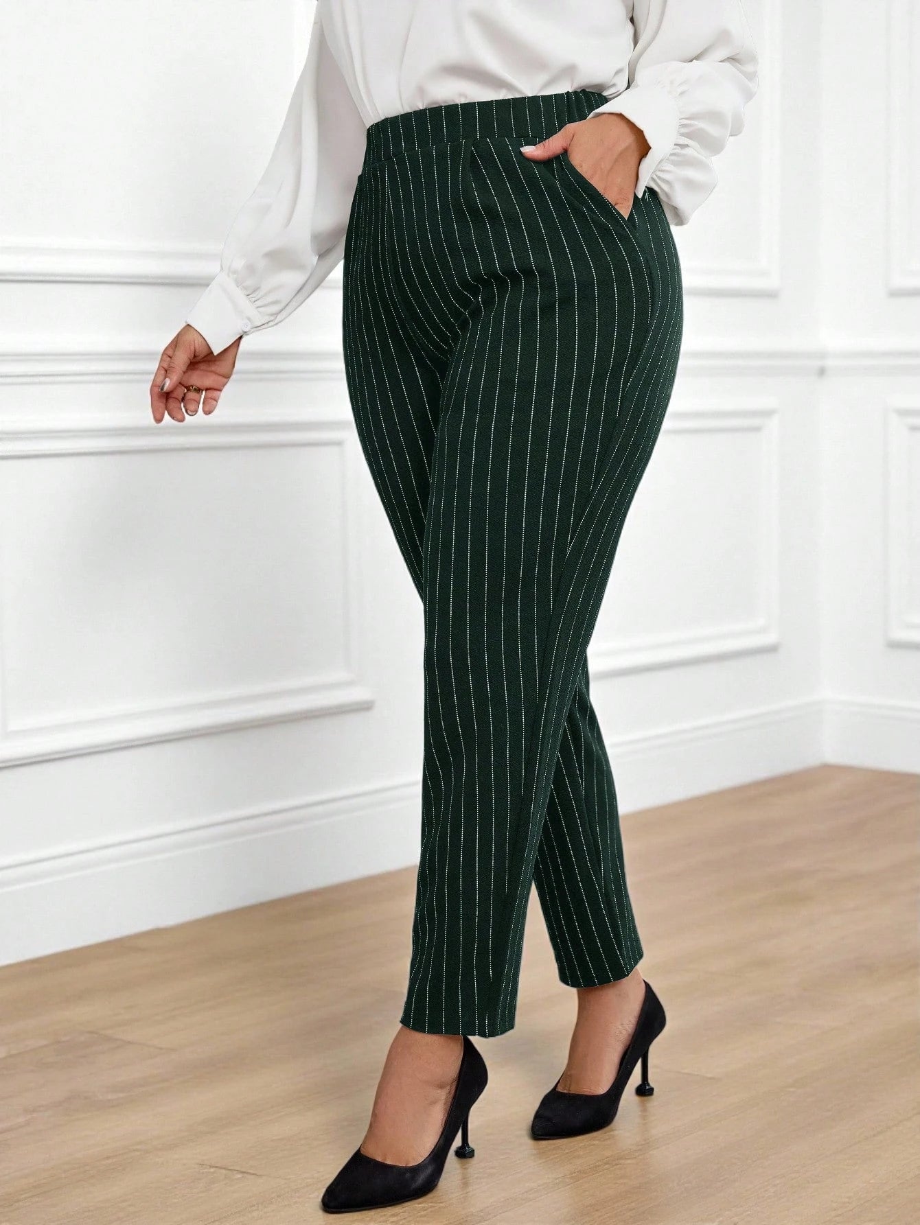 Calça Feminina com Bolso - Adélaïde. Plus Size