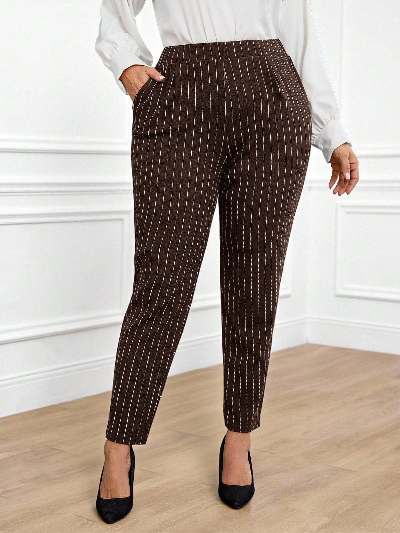 Calça Feminina com Bolso - Adélaïde. Plus Size