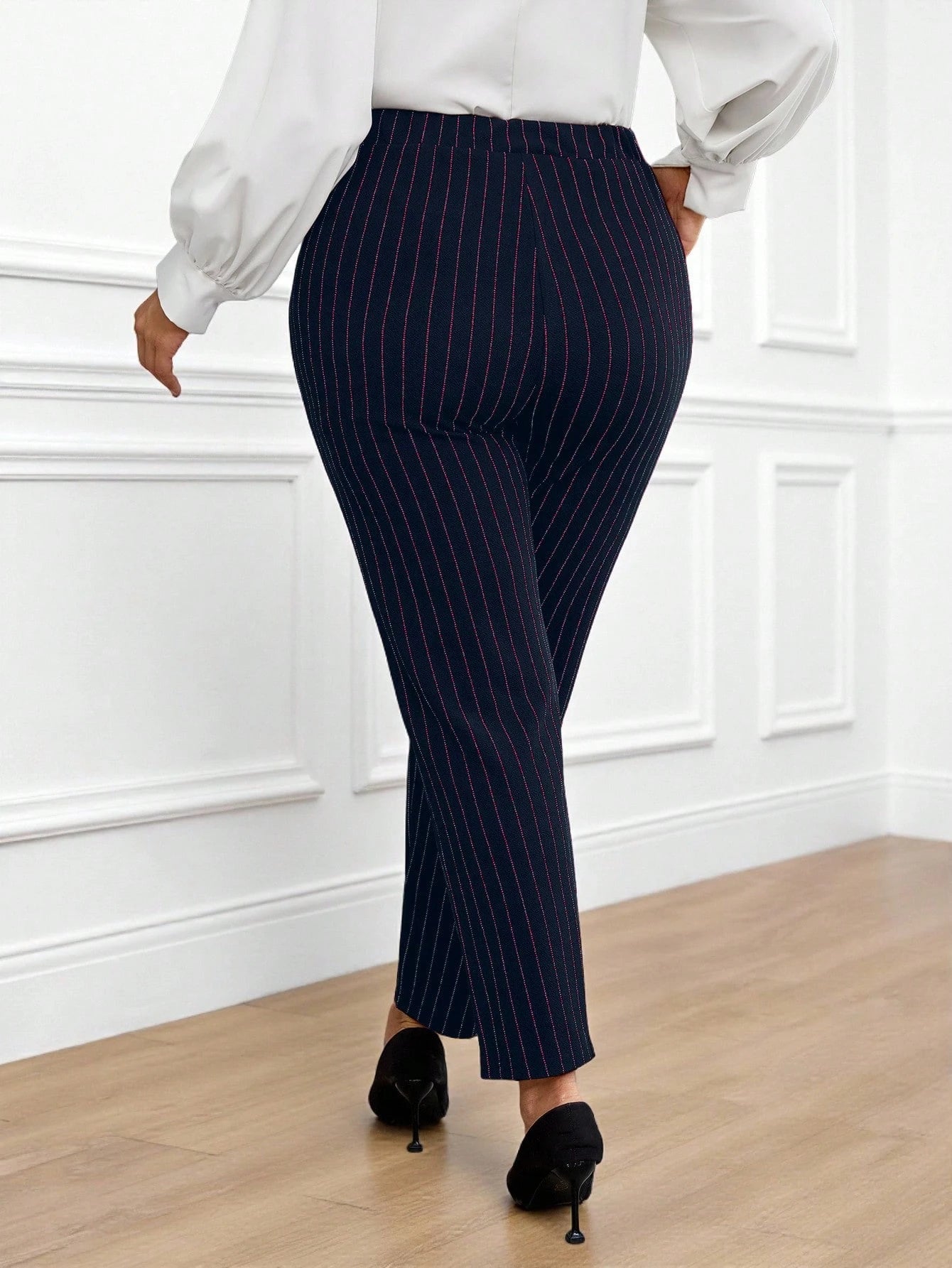 Calça Feminina com Bolso - Adélaïde. Plus Size