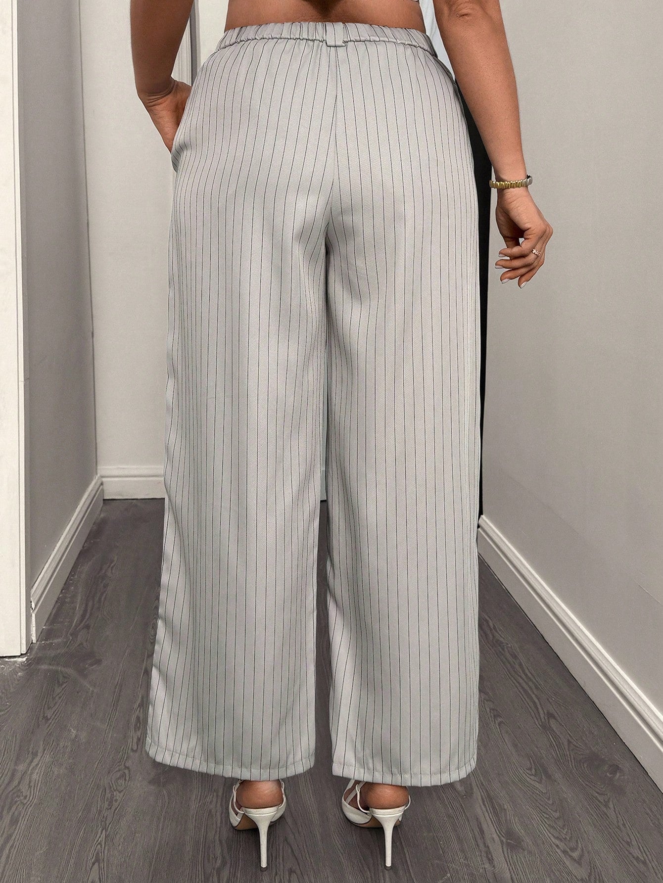 Calça feminina com falsos bolsos plus size Regina