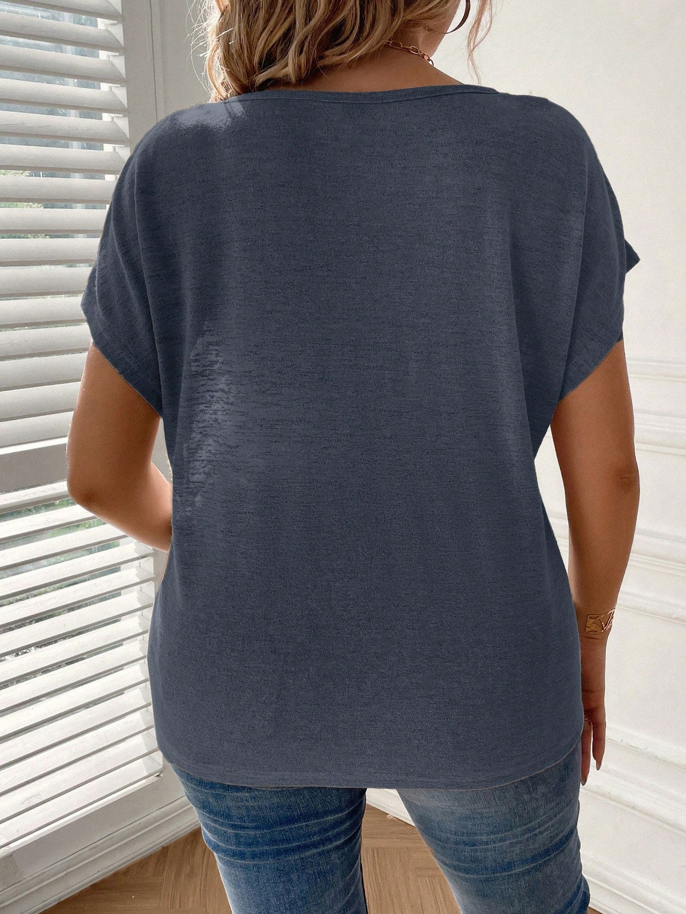 Camisa Feminina Detalhe Botão, Manga de Asa de Morcego - Elene. Plus Size