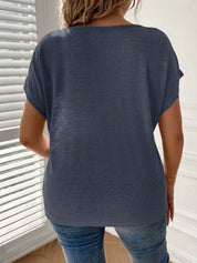 Camisa Feminina Detalhe Botão, Manga de Asa de Morcego - Elene. Plus Size