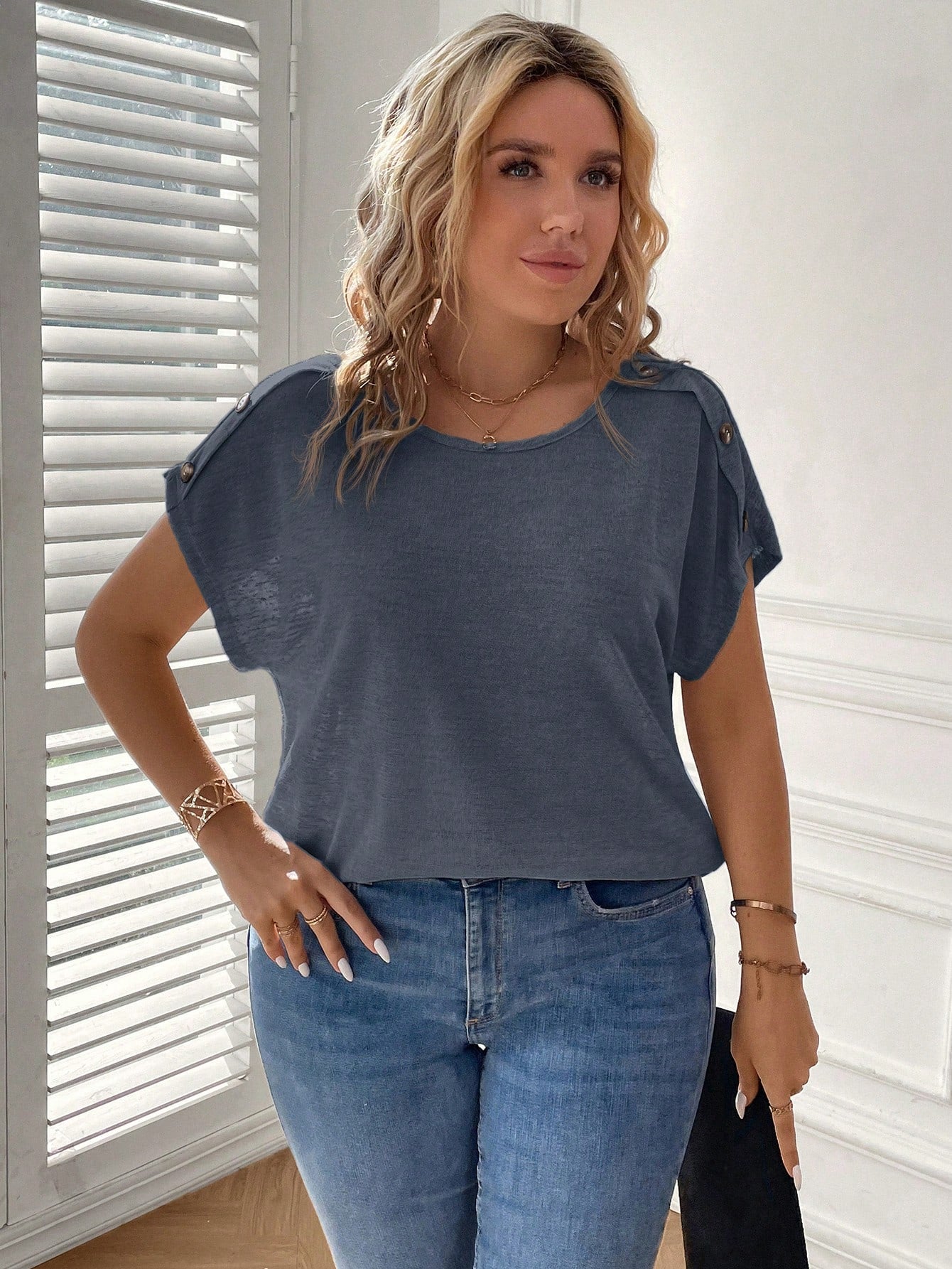 Camisa Feminina Detalhe Botão, Manga de Asa de Morcego - Elene. Plus Size