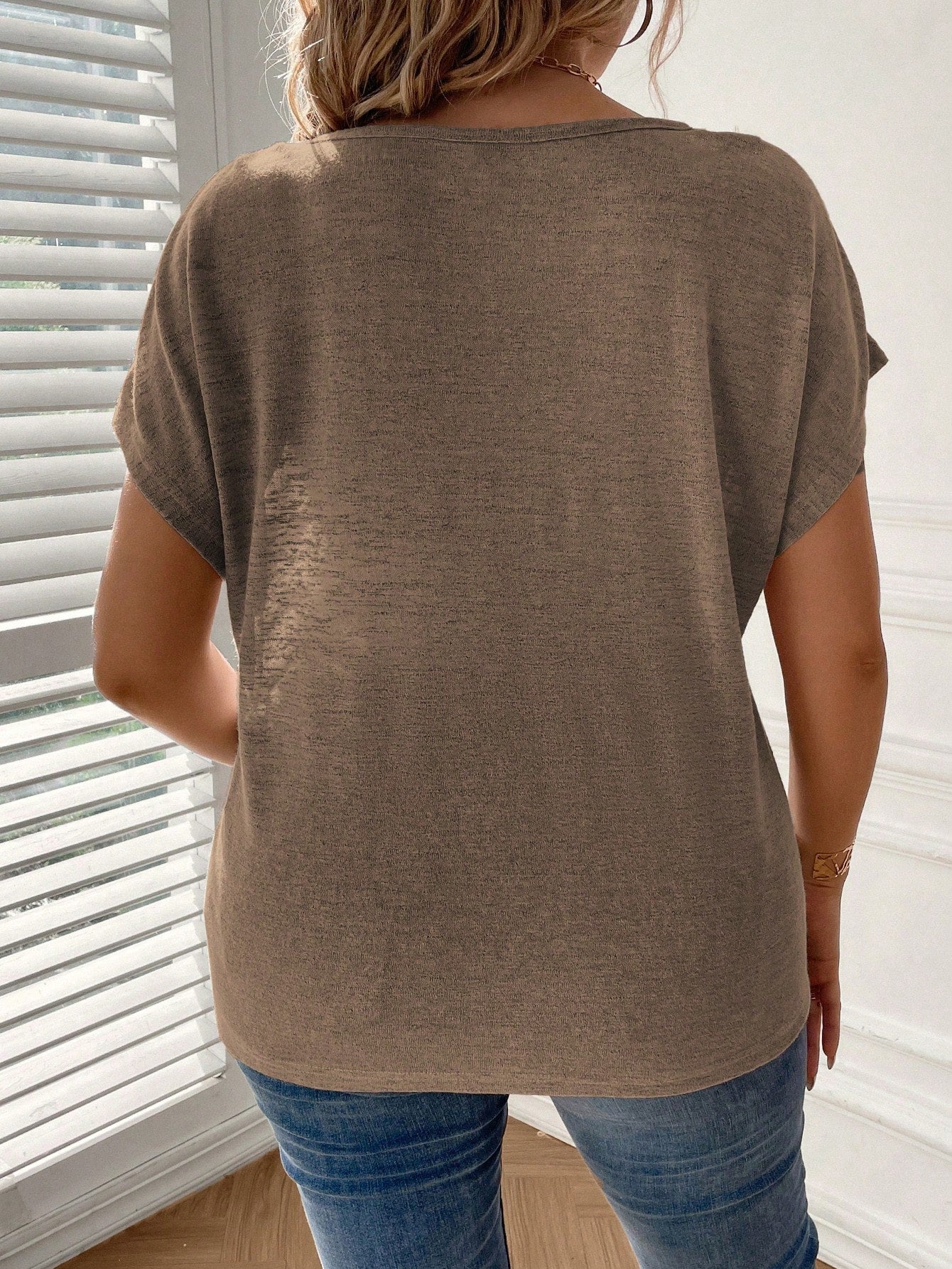 Camisa Feminina Detalhe Botão, Manga de Asa de Morcego - Elene. Plus Size