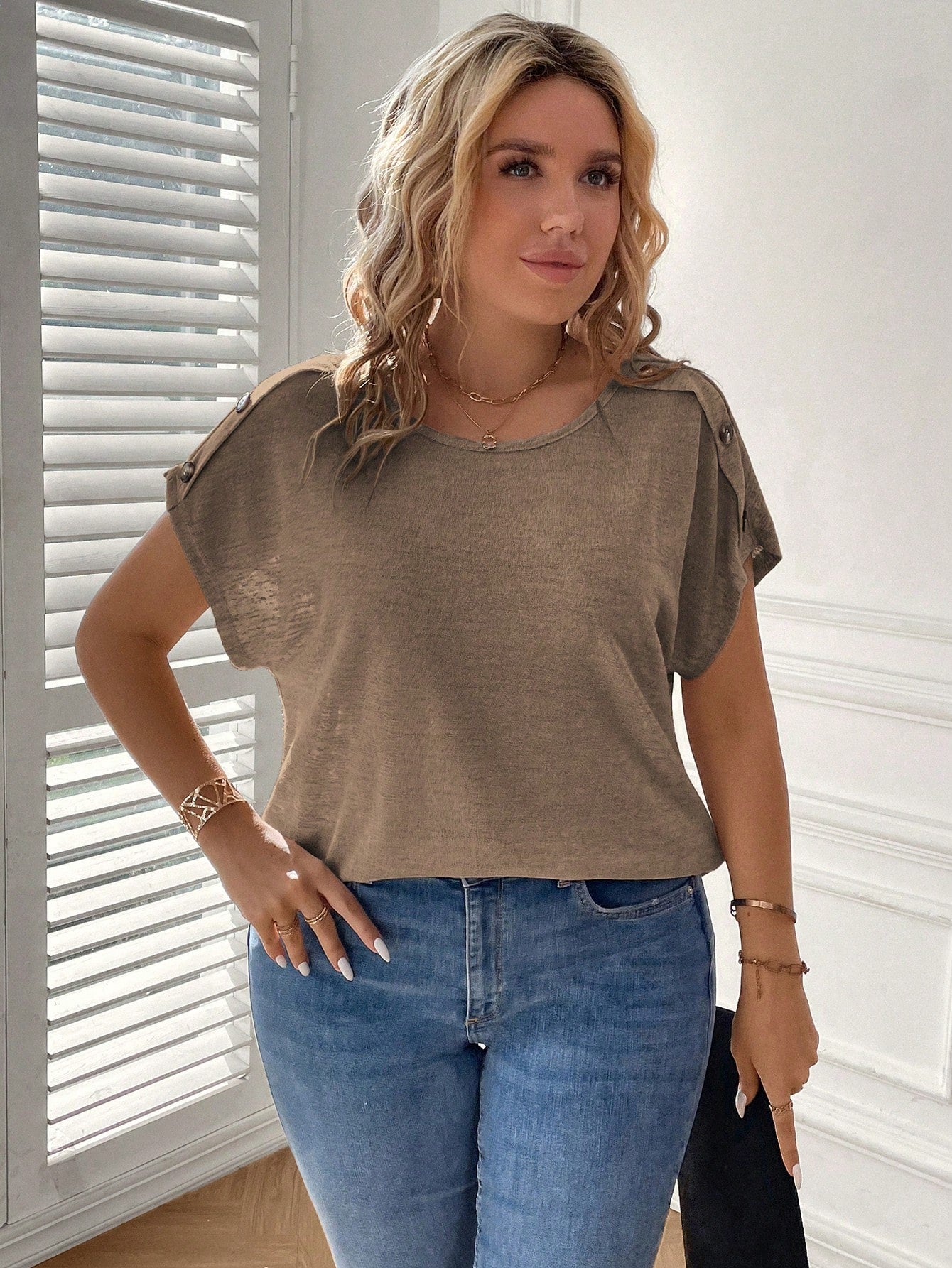 Camisa Feminina Detalhe Botão, Manga de Asa de Morcego - Elene. Plus Size