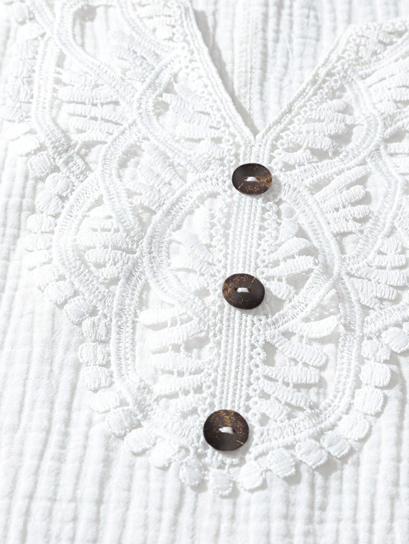 Camisa Feminina com Decote Vazado e Renda Contrastante - Noely. Plus size