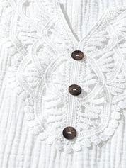 Camisa Feminina com Decote Vazado e Renda Contrastante - Noely. Plus size