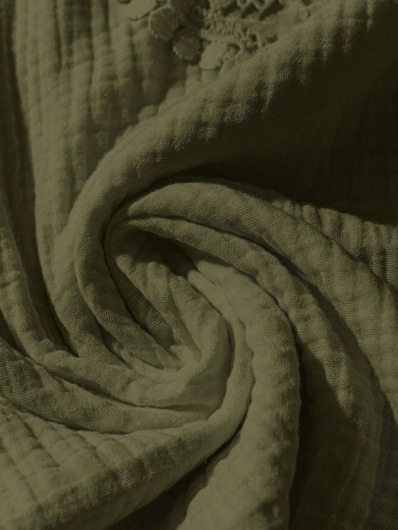 Camisa Feminina com Decote Vazado e Renda Contrastante - Noely. Plus size