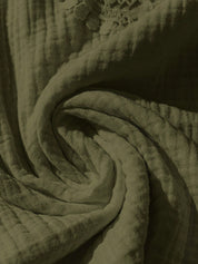 Camisa Feminina com Decote Vazado e Renda Contrastante - Noely. Plus size