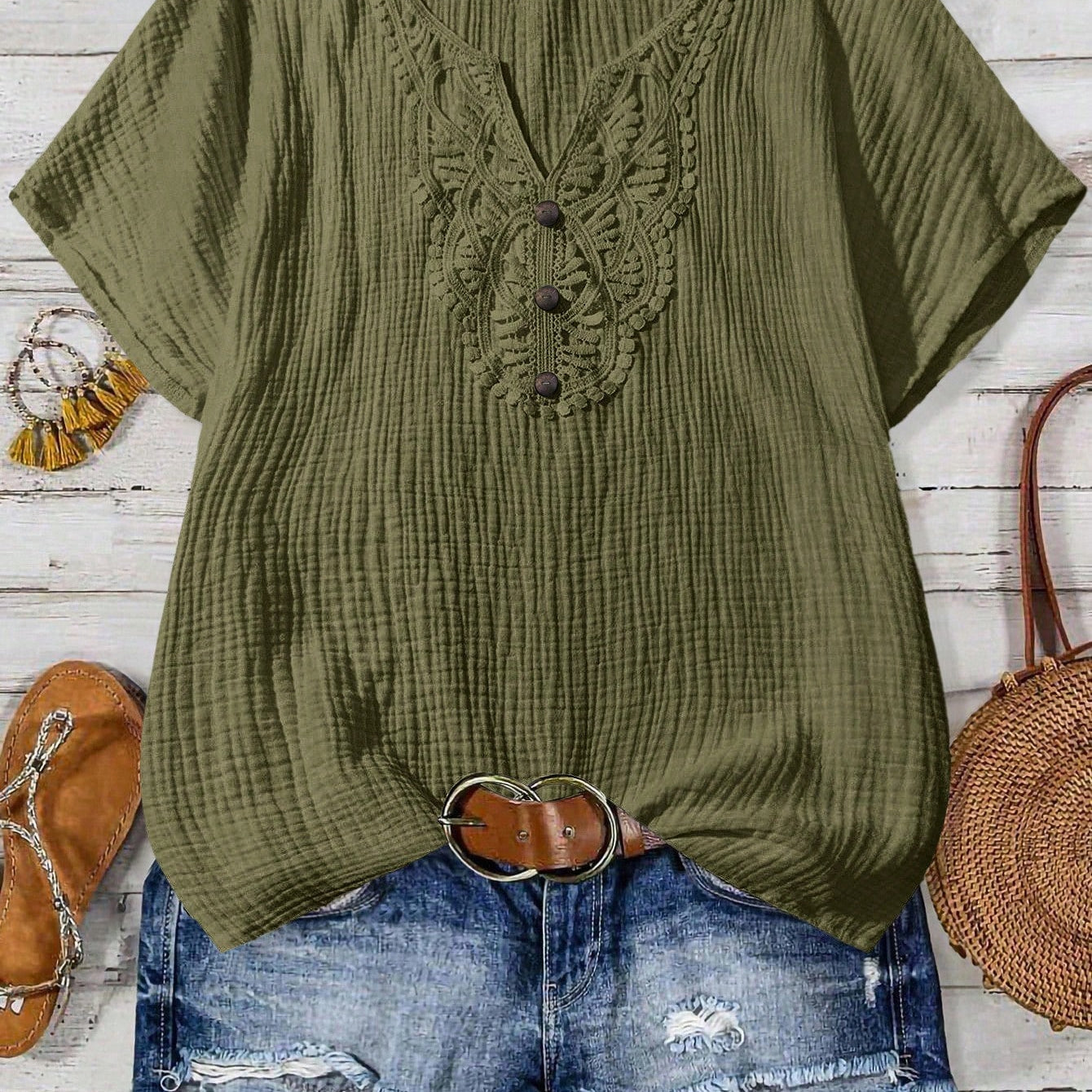 Camisa Feminina com Decote Vazado e Renda Contrastante - Noely. Plus size