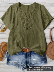 Camisa Feminina com Decote Vazado e Renda Contrastante - Noely. Plus size