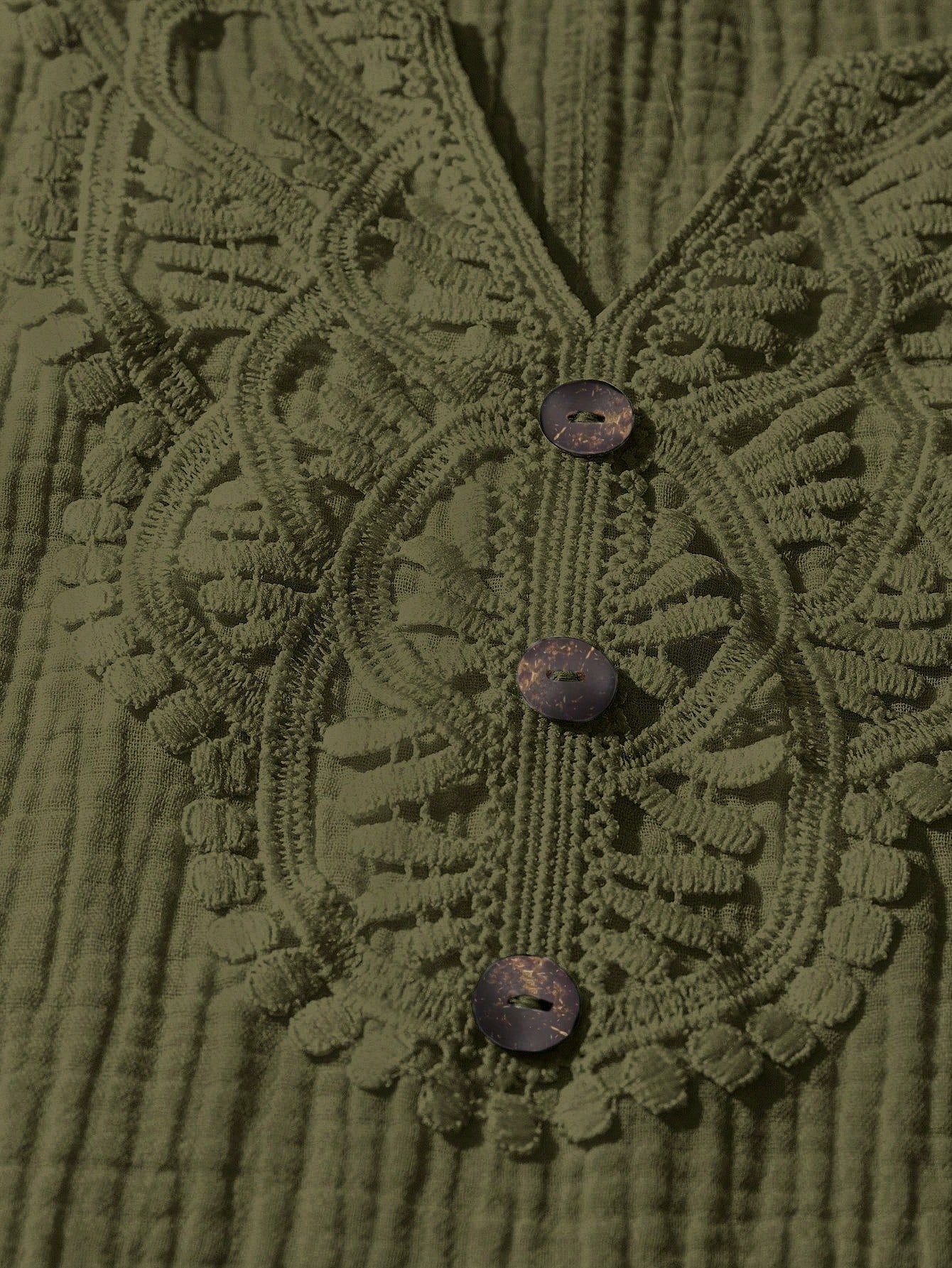 Camisa Feminina com Decote Vazado e Renda Contrastante - Noely. Plus size