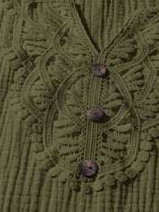 Camisa Feminina com Decote Vazado e Renda Contrastante - Noely. Plus size