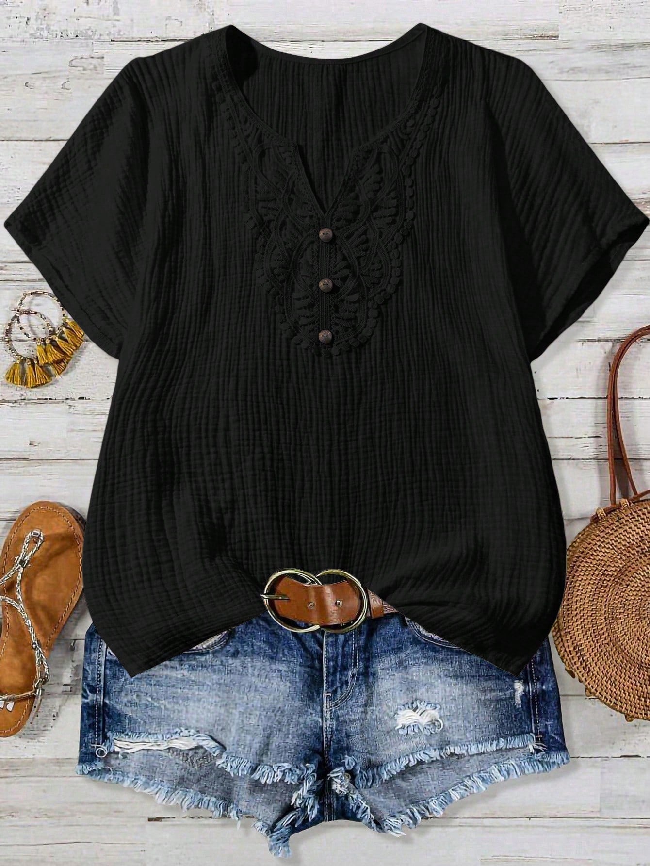 Camisa Feminina com Decote Vazado e Renda Contrastante - Noely. Plus size