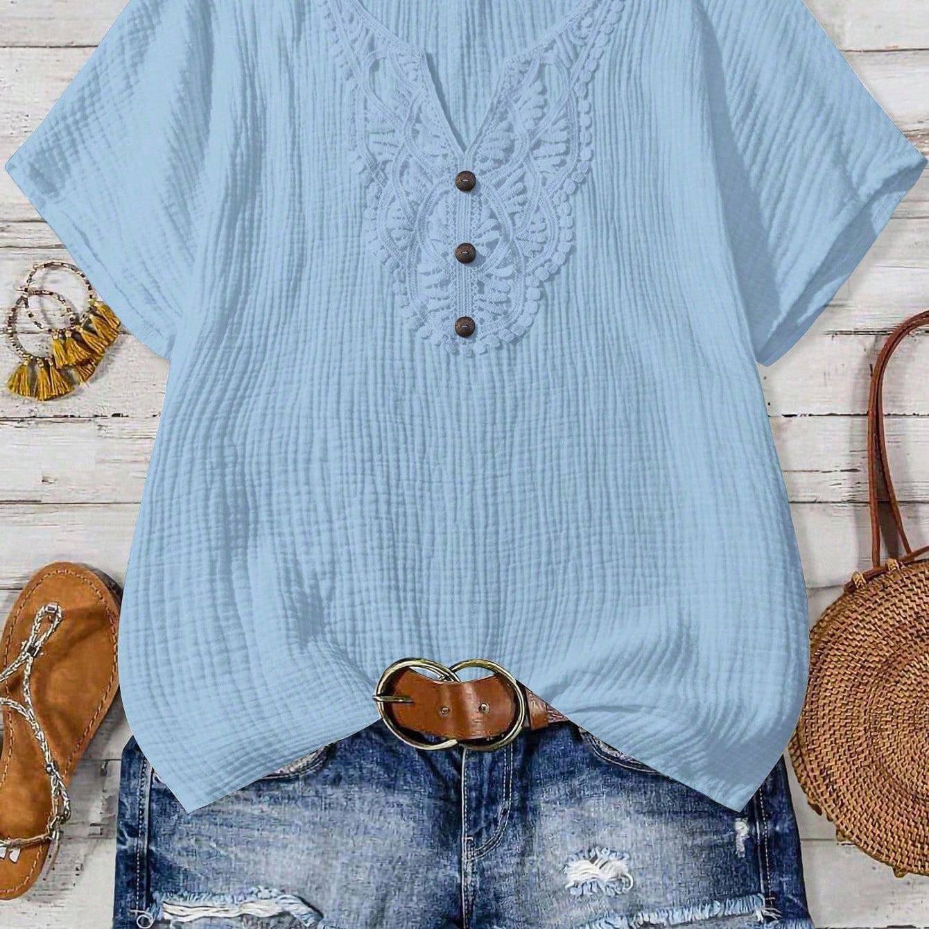 Camisa Feminina com Decote Vazado e Renda Contrastante - Noely. Plus size