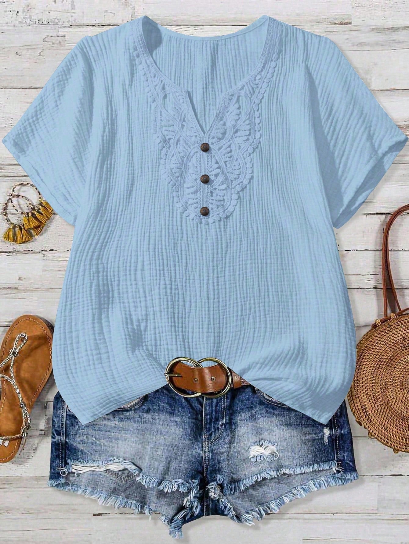 Camisa Feminina com Decote Vazado e Renda Contrastante - Noely. Plus size