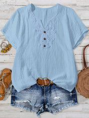 Camisa Feminina com Decote Vazado e Renda Contrastante - Noely. Plus size