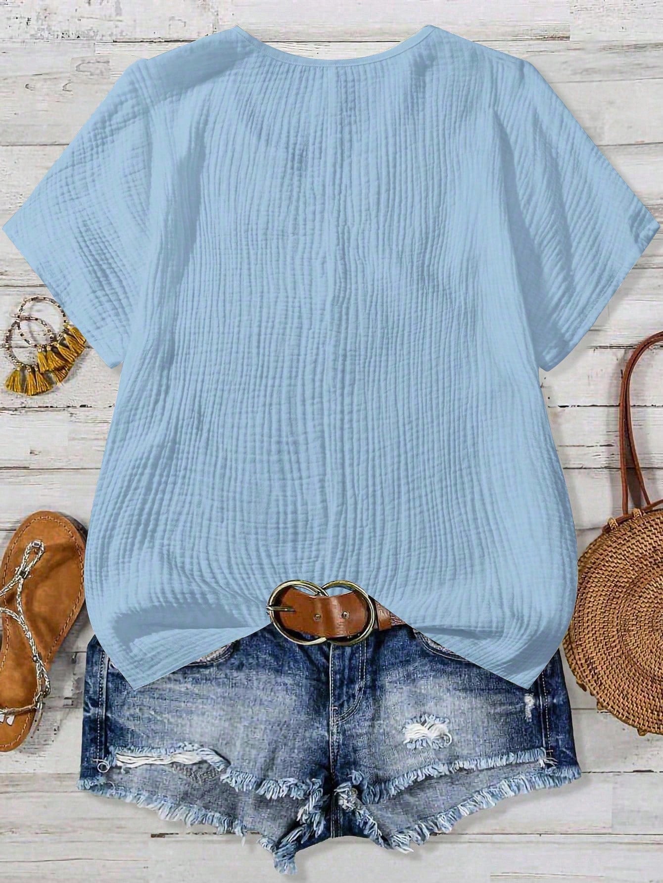 Camisa Feminina com Decote Vazado e Renda Contrastante - Noely. Plus size