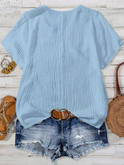 Camisa Feminina com Decote Vazado e Renda Contrastante - Noely. Plus size