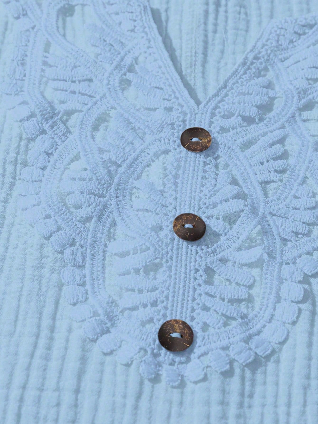 Camisa Feminina com Decote Vazado e Renda Contrastante - Noely. Plus size