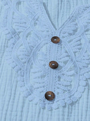 Camisa Feminina com Decote Vazado e Renda Contrastante - Noely. Plus size