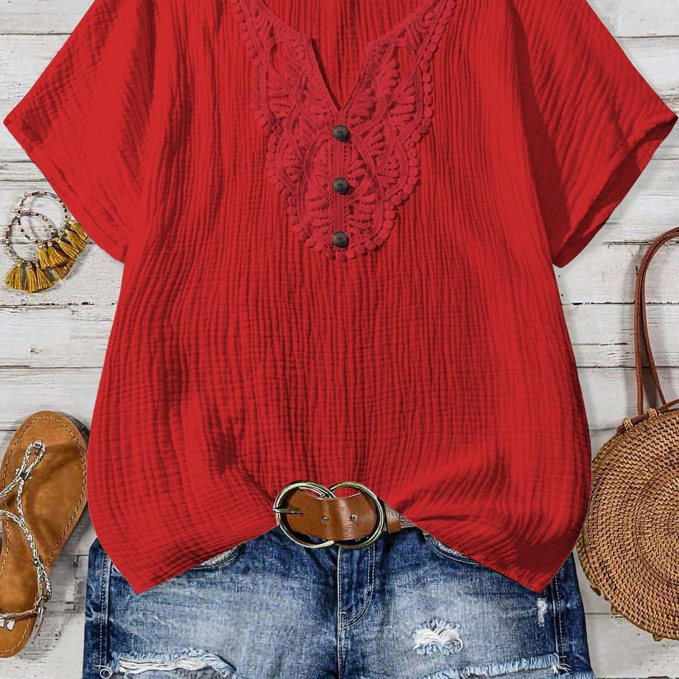 Camisa Feminina com Decote Vazado e Renda Contrastante - Noely. Plus size