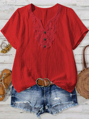 Camisa Feminina com Decote Vazado e Renda Contrastante - Noely. Plus size