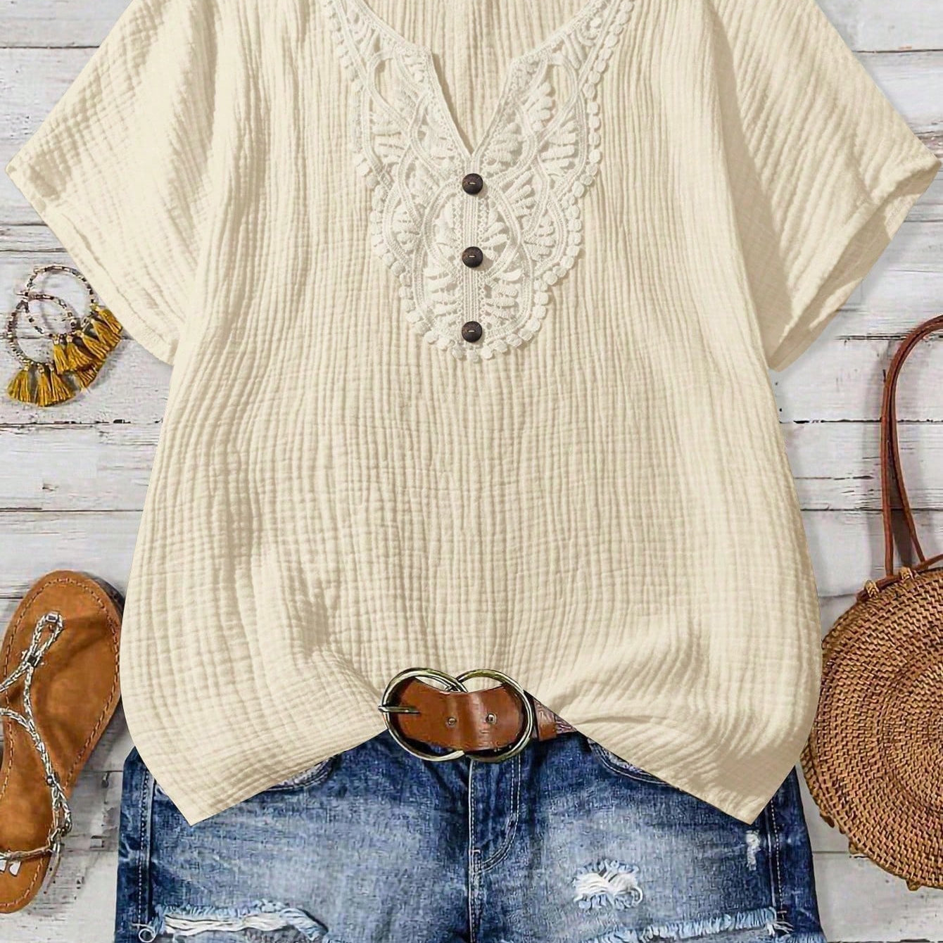 Camisa Feminina com Decote Vazado e Renda Contrastante - Noely. Plus size