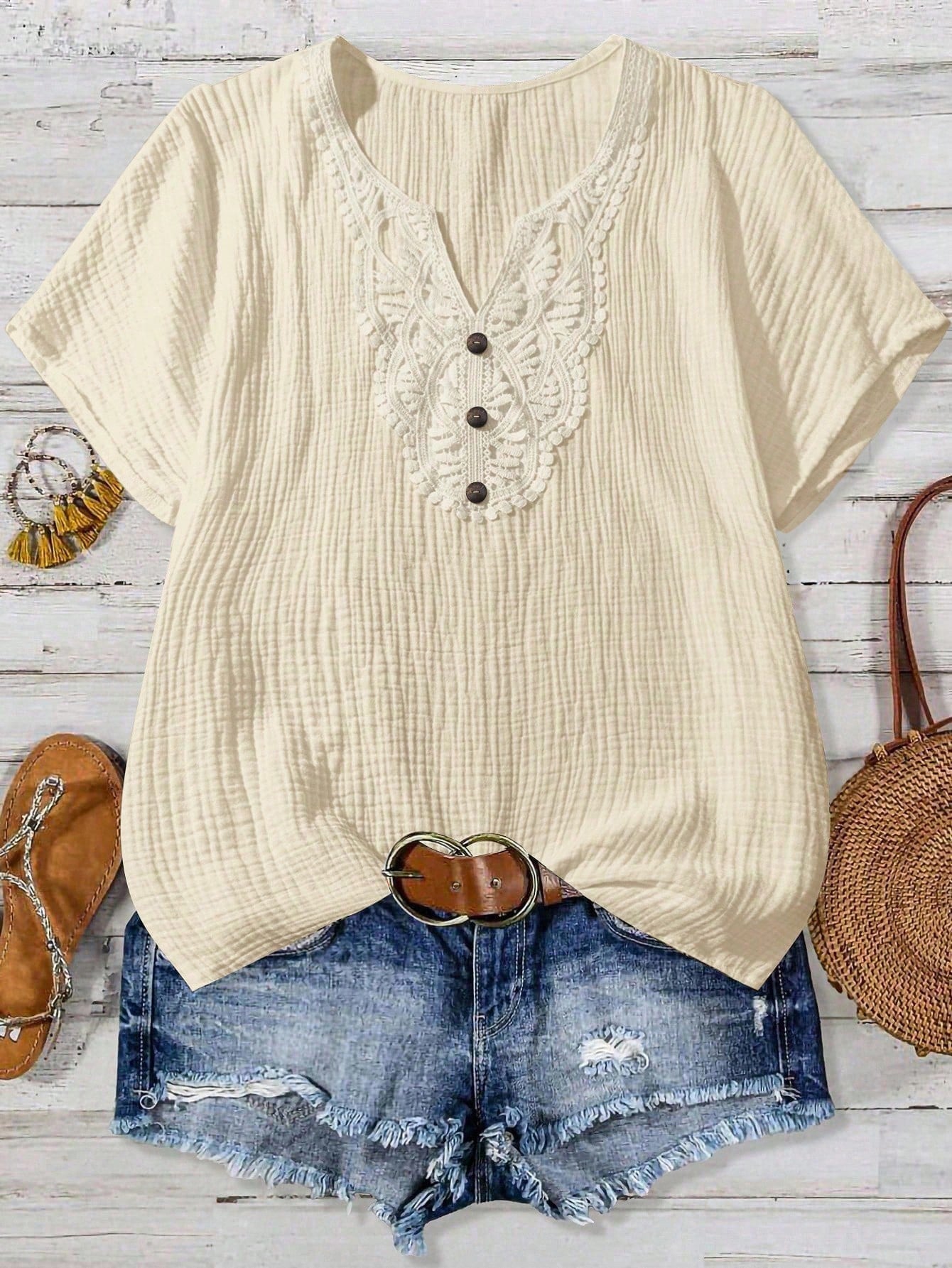 Camisa Feminina com Decote Vazado e Renda Contrastante - Noely. Plus size