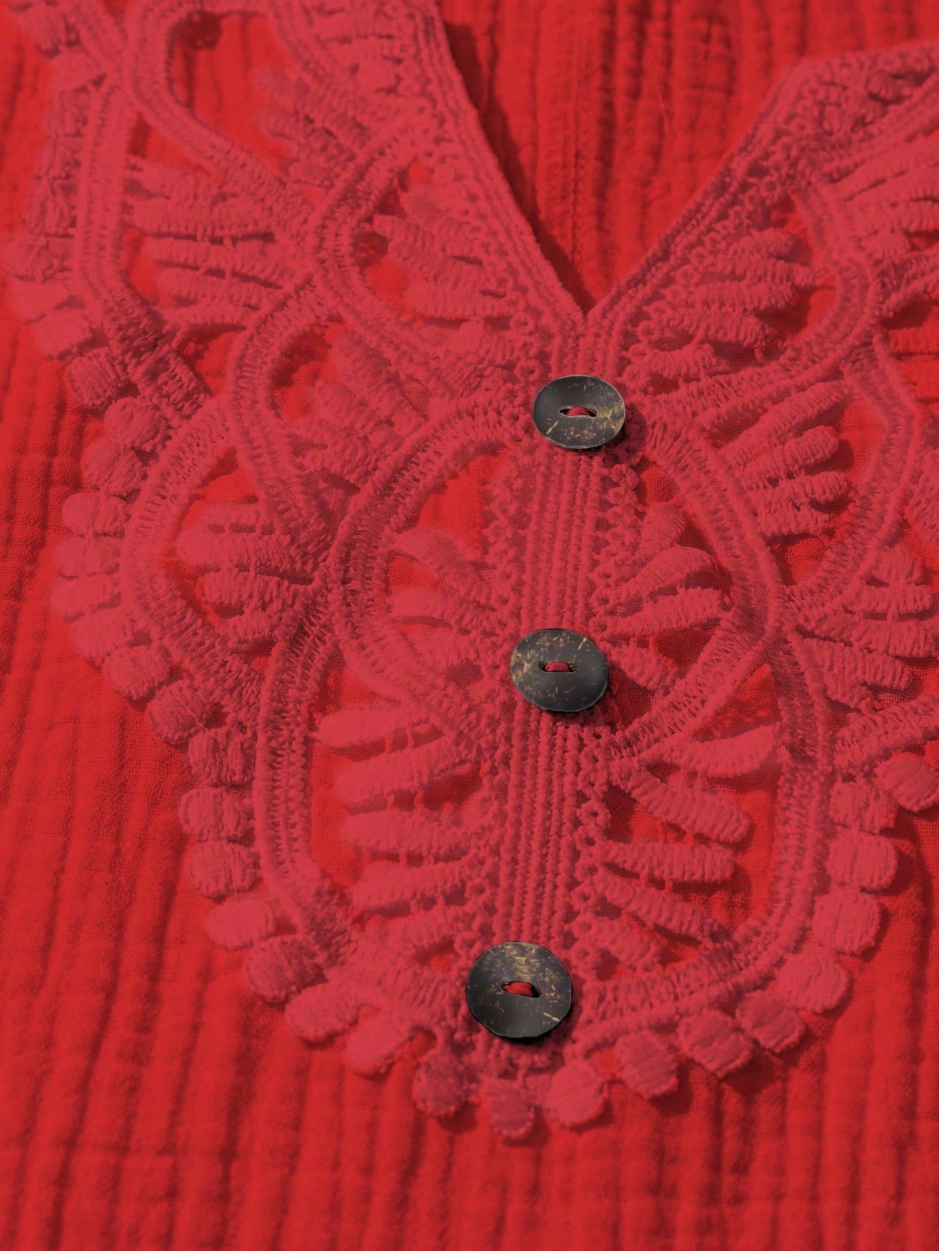 Camisa Feminina com Decote Vazado e Renda Contrastante - Noely. Plus size