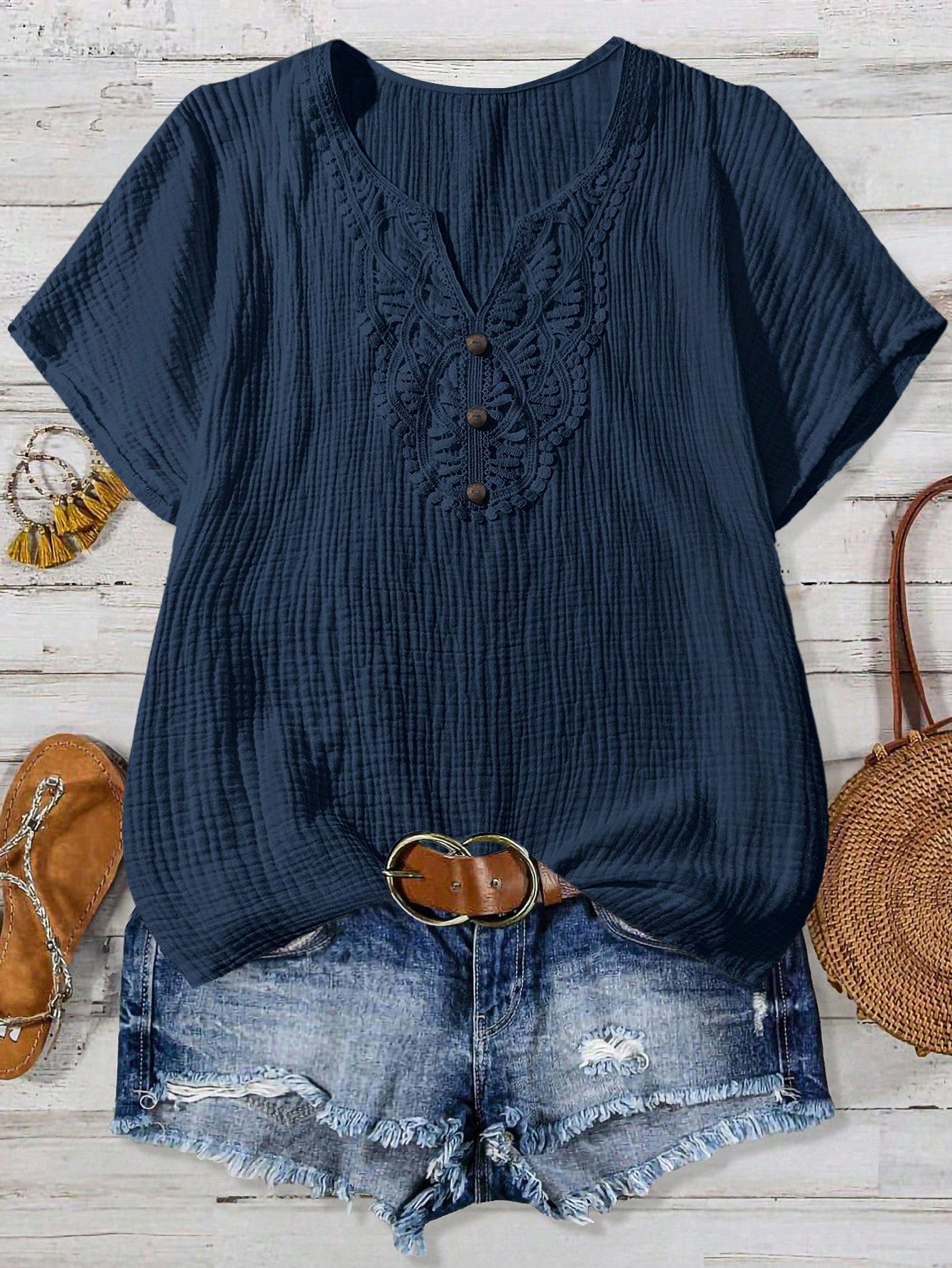 Camisa Feminina com Decote Vazado e Renda Contrastante - Noely. Plus size