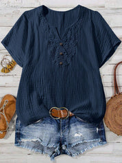 Camisa Feminina com Decote Vazado e Renda Contrastante - Noely. Plus size