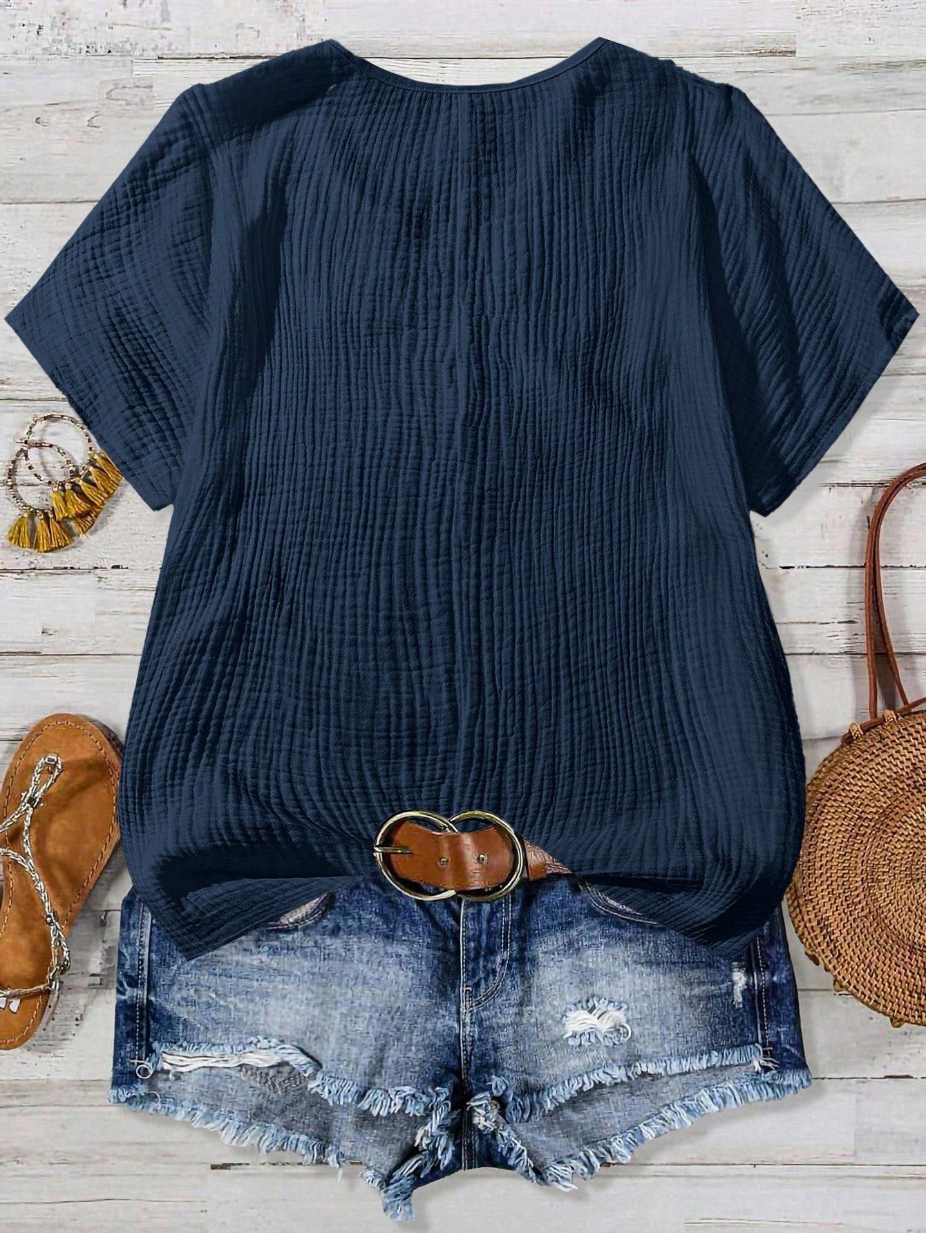 Camisa Feminina com Decote Vazado e Renda Contrastante - Noely. Plus size