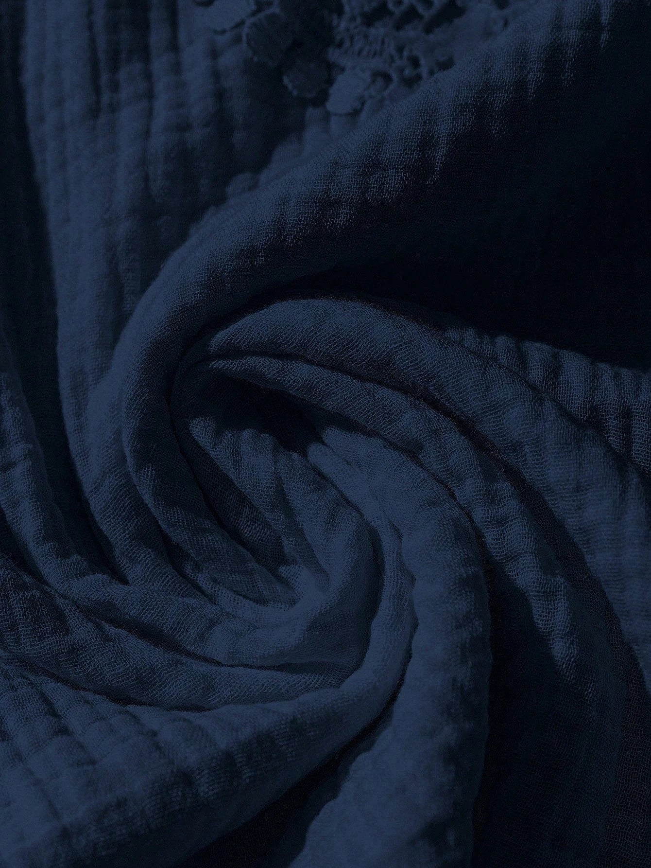 Camisa Feminina com Decote Vazado e Renda Contrastante - Noely. Plus size