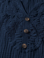 Camisa Feminina com Decote Vazado e Renda Contrastante - Noely. Plus size