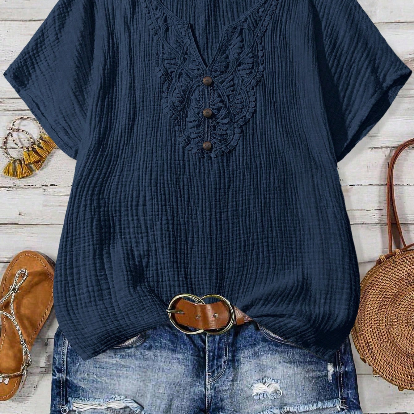 Camisa Feminina com Decote Vazado e Renda Contrastante - Noely. Plus size