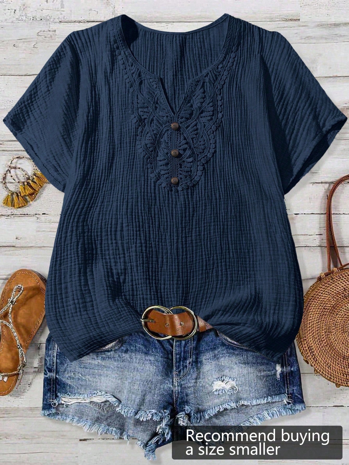 Camisa Feminina com Decote Vazado e Renda Contrastante - Noely. Plus size