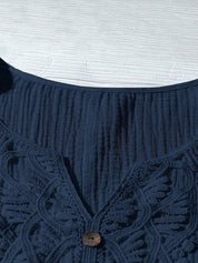 Camisa Feminina com Decote Vazado e Renda Contrastante - Noely. Plus size