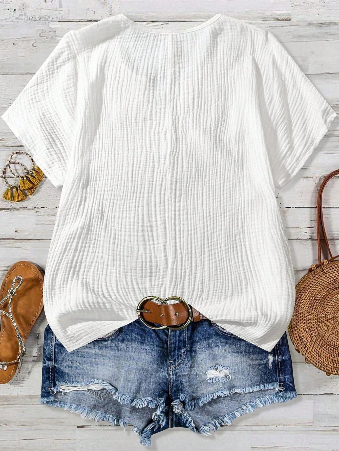 Camisa Feminina com Decote Vazado e Renda Contrastante - Noely. Plus size