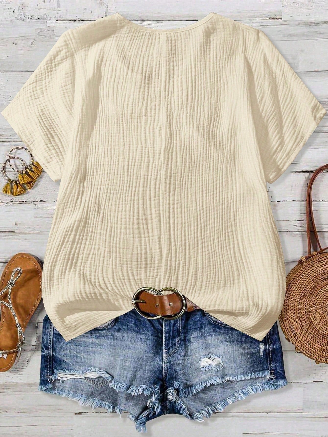 Camisa Feminina com Decote Vazado e Renda Contrastante - Noely. Plus size