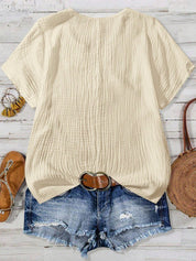 Camisa Feminina com Decote Vazado e Renda Contrastante - Noely. Plus size