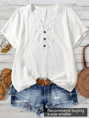 Camisa Feminina com Decote Vazado e Renda Contrastante - Noely. Plus size