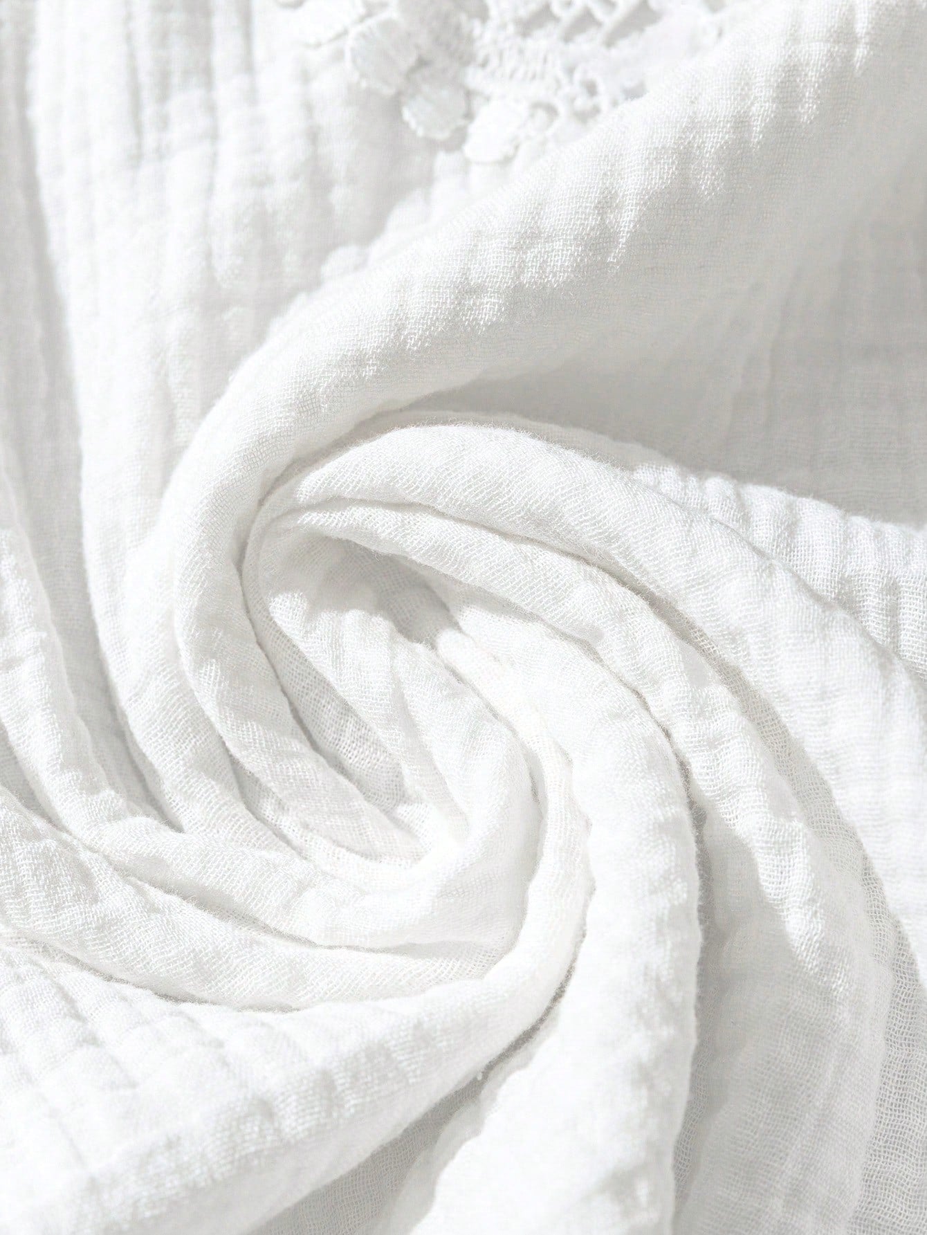 Camisa Feminina com Decote Vazado e Renda Contrastante - Noely. Plus size